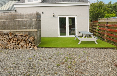 Brynteg Cottage | TAN Y BARN COTTAGE, family friendly, with hot tub in Brynteg