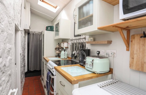 Rhyd-y-clafdy Cottage | TAN YR ALLT, pet friendly, with open fire in Chwilog