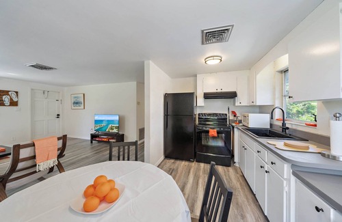 Laurel Apartment | Tangerine Terrace - Beach Escape .7 Mi From Beach