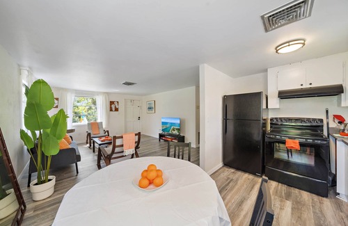 Laurel Apartment | Tangerine Terrace - Beach Escape .7 Mi From Beach