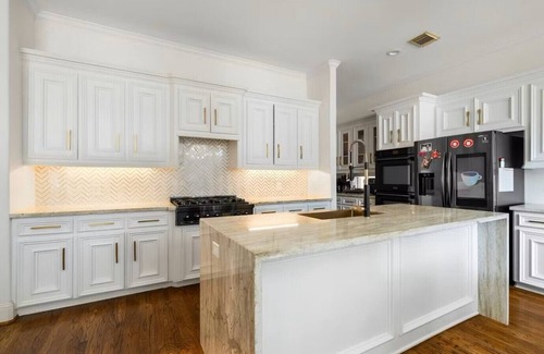 Houston House | Tanglewood Moden Spacious 4-bedroom+ Game Room house w/Hotub