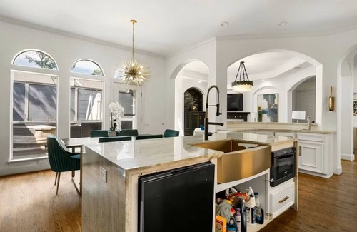 Houston House | Tanglewood Moden Spacious 4-bedroom+ Game Room house w/Hotub