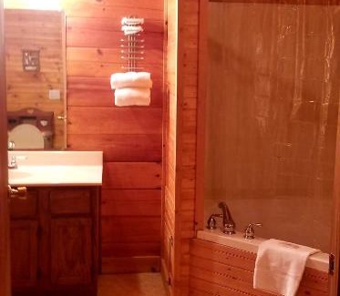 Maggie Valley Hotel | Tanglewood Motel and Log Cabins