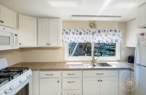 Key Largo Village House | Tarpon Basin Breeze ~ Quaint 2 Bed, 1.5 Bath Canal Home in Key Largo