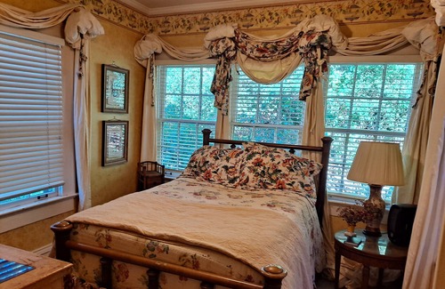 Redmont Park Villa | Taste of Europe w/hot tub,steam shower