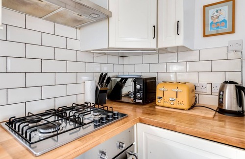 Oxford House | Tasteful 3-BR House -Private Parking Florence Park
