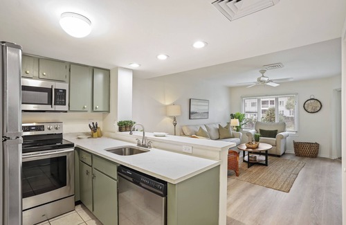 Isle of Palms Condo | Tasteful FIRST Floor Villa with OCEAN VIEWS! Screened Porch, Pool Access!