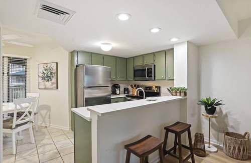 Isle of Palms Condo | Tasteful FIRST Floor Villa with OCEAN VIEWS! Screened Porch, Pool Access!