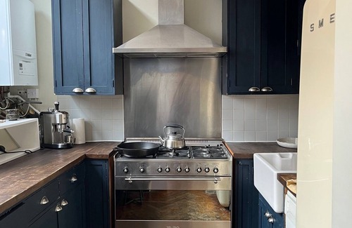 Hackney Central Apartment | Tastefully Curated Mezzanine Studio Flat, Hackney