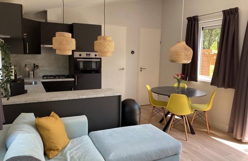 Sint Maartensvlotbrug House | Tastefully furnished, cosy and modern 4-person chalet with 2 bedrooms. Lovely garden with terrace, veranda and lawn. Free WiFi.