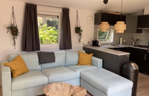 Sint Maartensvlotbrug House | Tastefully furnished, cosy and modern 4-person chalet with 2 bedrooms. Lovely garden with terrace, veranda and lawn. Free WiFi.