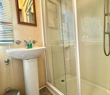 Dogdyke Resort | Tattershall Lakes 2 bedroom,6 berth Holiday home with hot tube