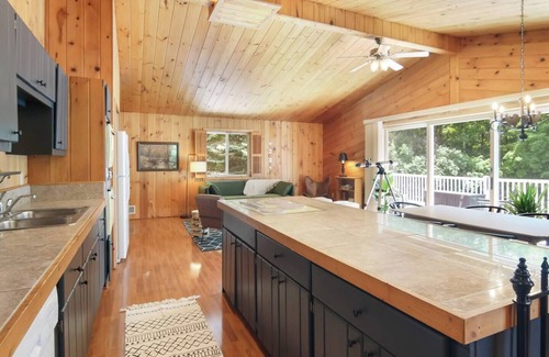 Almira Township Ski Chalet | Tavi Haus: Lakefront~Kayaks~SUP~Sauna~Pool Table