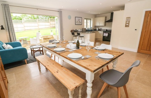 Burford House | TAWNY COTTAGE, pet friendly, with hot tub in Burford