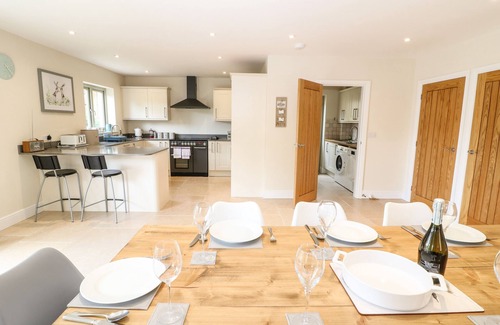 Burford House | TAWNY COTTAGE, pet friendly, with hot tub in Burford