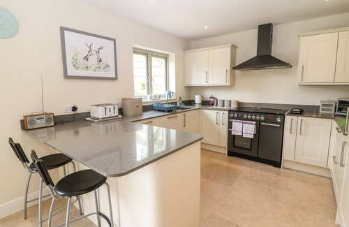 Burford House | TAWNY COTTAGE, pet friendly, with hot tub in Burford