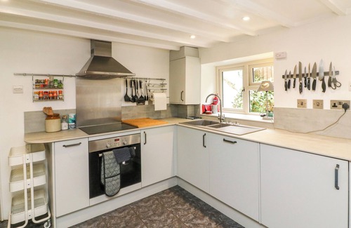 Bishops Tawton Cottage | TAWSTOCK VIEW, pet friendly, with open fire in Bishops Tawton