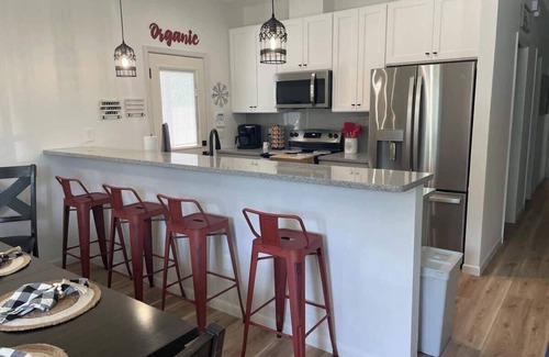 East Riverside House | TAYLOR PLACE-5 Minutes to Silos & Baylor