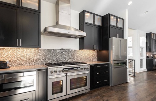 Germantown House | Taylor Street ~ Custom Home ~ Historic Germantown ~ Private Rooftop ~ Hot Tub ~ Free Secured Parking