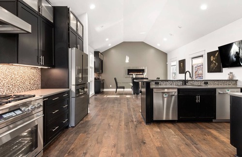 Germantown House | Taylor Street ~ Custom Home ~ Historic Germantown ~ Private Rooftop ~ Hot Tub ~ Free Secured Parking