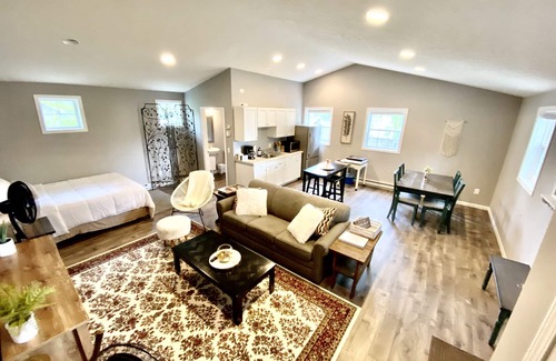 Traverse City Apartment | TC TWO OAKS Studio/Downtown/Clean & Spacious