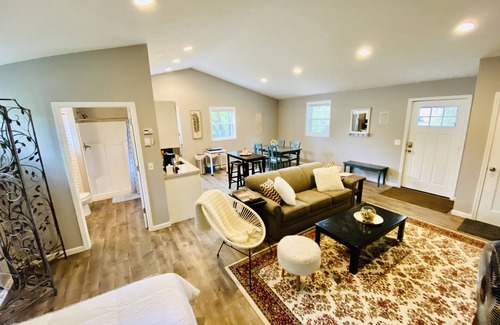 Traverse City Apartment | TC TWO OAKS Studio/Downtown/Clean & Spacious