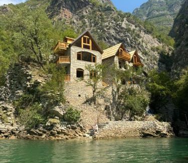Shkoder County House | Te Konaku, Komani Lake