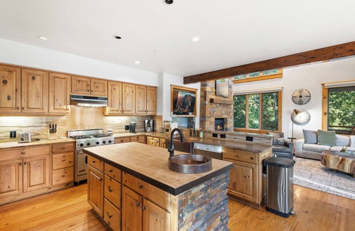 Mountain Village Condo | Telemark A: Ski-In/Out Luxury with Mountain Views
