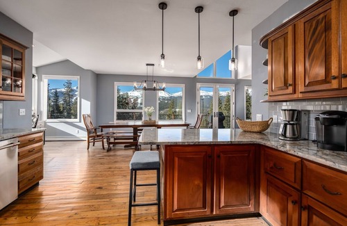 Forest Hills House | Ten Peaks Lookout Home: Incredible Views, Hot Tub