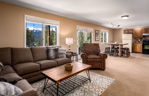 Forest Hills House | Ten Peaks Lookout Home: Incredible Views, Hot Tub