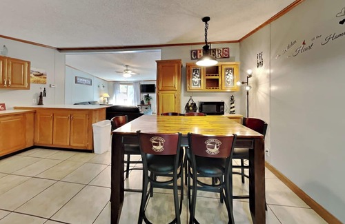 Put-in-Bay Cabin | Ten People Can Enjoy this Big Cottage at the Island Club - 3 BR, 2 BA - IC81