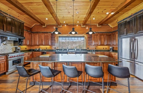 Gatlinburg - Pigeon Forge House | Tennessee Whiskey, Indoor Pool, Amazing Views, Theater Room, 5 Star Luxury!