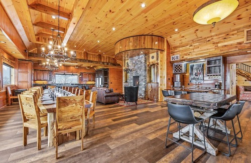 Gatlinburg - Pigeon Forge House | Tennessee Whiskey, Indoor Pool, Amazing Views, Theater Room, 5 Star Luxury!