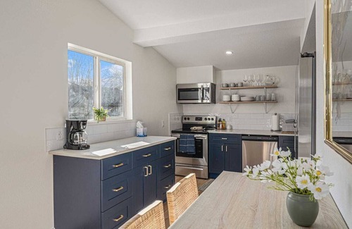 Regis House | Tennyson Boho Stay Fenced Yard Pet-Friendly