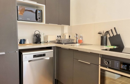 Couronne Urbaine Apartment | Terrace - air conditioning - fibre - 2 bedrooms
