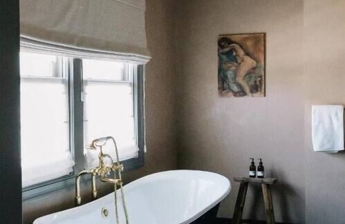 Ocean Park Apartment | TERRACE BATHTUB KING SUITE