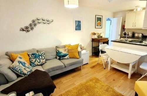 Boscombe Condo | Terrific Sea Breeze 2-bedroom condo with Parking in charming Bournemouth
