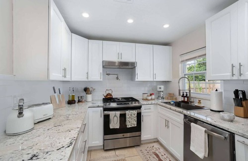Bowe Gardens House | Thai · Cozy Ginger Home with Pool · 12 minutes to Beach · Pet-Friendly