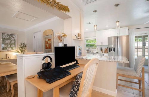 Bowe Gardens House | Thai · Cozy Ginger Home with Pool · 12 minutes to Beach · Pet-Friendly