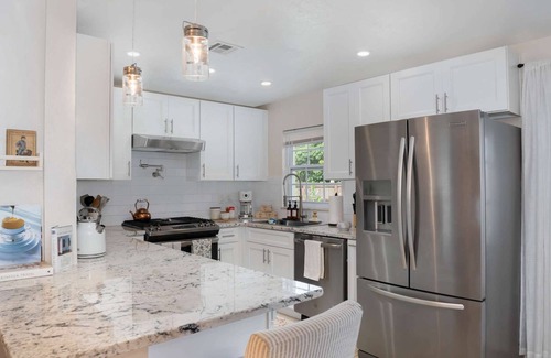 Bowe Gardens House | Thai · Cozy Ginger Home with Pool · 12 minutes to Beach · Pet-Friendly