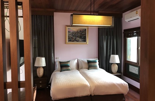 Ratchathewi Bed & Breakfast | Thai retro style in center of Bangkok near Pratunam,Central world,Airport link.