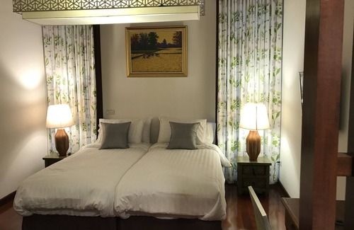 Ratchathewi Bed & Breakfast | Thai retro style in center of Bangkok near Pratunam,Central world,Airport link.