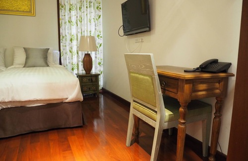 Ratchathewi Bed & Breakfast | Thai retro style in center of Bangkok near Pratunam,Central world,Airport link.