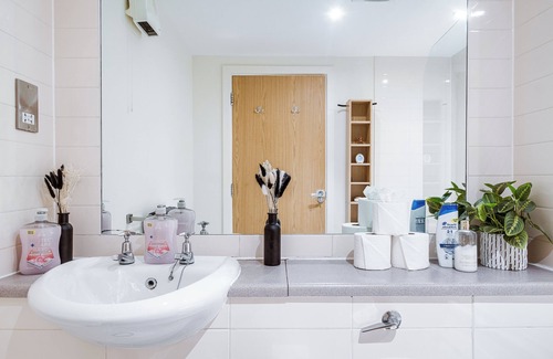 Bordesley Apartment | Thai Suite + Pool table/Games + Free Park + Netflix