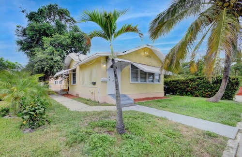 Mango Groves House | Thai Villa Downtown Historic Home - 1mi to Beach