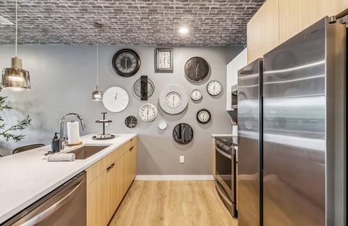 Downtown Nashville Condo | The 12/30 Lounge in Downtown Nashville - Walk to Broadway, Pool, Gym, Parking