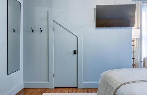 North Downtown House | The 200 South St - King Rm 22