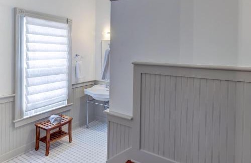 North Downtown House | The 200 South St - King Rm 22