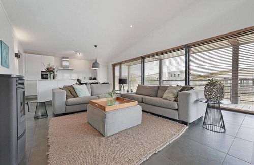 Ouddorp House | The 6-person Deluxe Villa features a comfortable and tastefully decorated interior, with views of the dune landscape and the Grevelingenmeer.