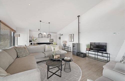 Ouddorp House | The 6-person Villa Deluxe features a luxurious and comfortable interior, terrace with a view over the water, perfect for families with children.